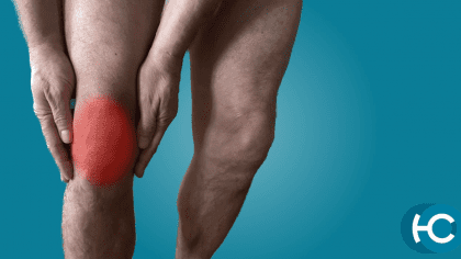 Mensch fasst sich an das vor Arthrose schmerzende Kniegelenk
